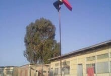 مدير مدرسة بتاونات يتسلق عمود لتغيير العلم الوطني