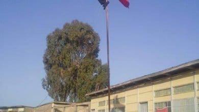 مدير مدرسة بتاونات يتسلق عمود لتغيير العلم الوطني